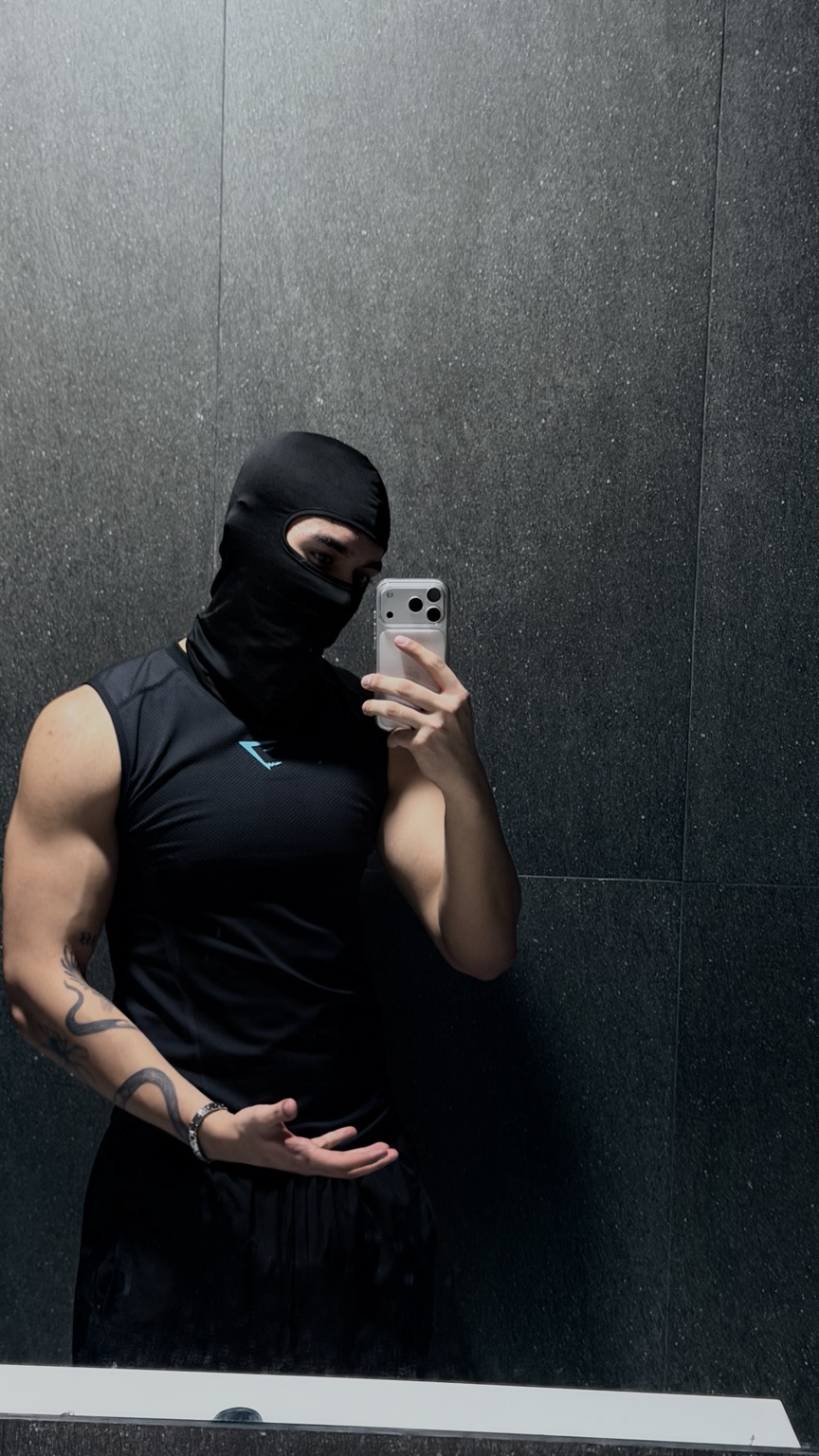 Retrato de Roger con ropa de entrenamiento negra
